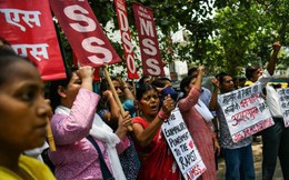 Ấn Độ: 8 kẻ biến thái nhốt người chồng trong xe tải hòng cưỡng hiếp cô vợ đang mang thai