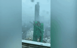 Kinh hoàng cảnh cần cẩu rơi xuống từ tòa nhà 22 tầng xuống đất trong siêu bão Mangkhut tại Hong Kong