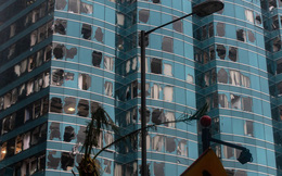 24h qua ảnh: Cửa kính cao ốc Hong Kong vỡ vụn sau “vua bão” Mangkhut
