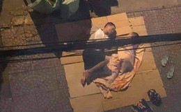 Xúc động mạnh trước hình ảnh hai cha con trải bìa các tông nằm trên vỉa hè