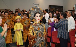 Sân khấu Trịnh Kim Chi thực hiện nghi lễ cúng Tổ long trọng