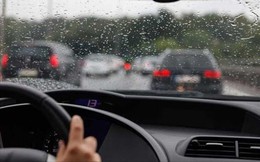 Cần chú ý những gì khi lái xe trong mưa bão?