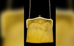 Bất ngờ nhặt được túi xách bằng vàng bị bỏ quên nhiều năm trong nhà kho