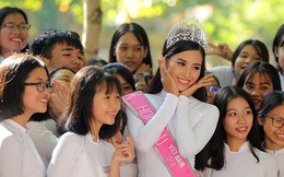 Hoa hậu Trần Tiểu Vy về trường cũ tại Hội An dự lễ chào cờ