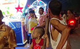 Trong đêm Trung thu, hình ảnh ông đèo cháu đi chơi khiến người ta phải ngoái lại nhìn