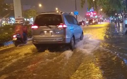 Đại lộ đẹp nhất Sài Gòn ngập sâu trong cơn mưa lớn