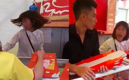 Xôn xao clip người phụ nữ chỉ mặt nhân viên bán hàng, quát mắng kịch liệt khi bị nghi ăn trộm ví tiền trong quầy bánh trung thu