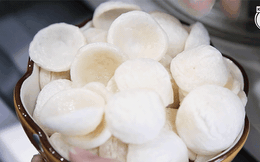 Chữa cháy cơn đói với món phồng tôm không cần nồi bếp dầu mỡ chỉ mất 1′ thực hiện