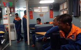 Vượt sóng dữ cứu 8 thuyền viên tàu ĐNa 90397 TS gặp nạn trên biển