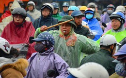Người phụ nữ 63 tuổi bất chấp trời mưa rét để điều tiết giao thông: "Nhiều lần tôi bị chửi bới, đe dọa"
