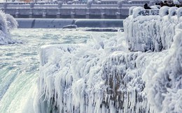 Lạnh giá kỷ lục khiến thác nước Niagara tiếp tục đóng băng, tạo nên những "cây cầu" nối Mỹ và Canada