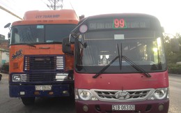 Bất chấp tính mạng hàng chục hành khách, tài xế xe buýt tăng ga truy đuổi container trên quốc lộ