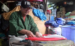 Chú Tí hơn 40 năm hành nghề lạ ở chợ Đông Ba: Vá "áo mưa tàu ngầm" cho người nghèo với giá 5 nghìn đồng