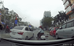 CLIP: Người phụ nữ đi xe máy vặn ga húc 3 lần vào thân ô tô vì không sang được đường