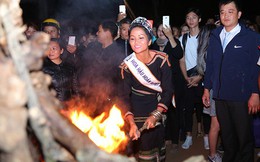 Chẳng Hoa hậu nào vượt được sự hồn nhiên của H'Hen Niê: Ngồi bàn đại biểu vẫn nhún nhảy tưng bừng