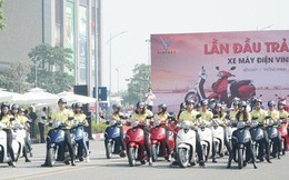 Loạt xe máy điện thông minh VinFast chạy thử tại Hà Nội ngay sau khi ra mắt