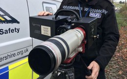 Góc gear chất: Cảnh sát giao thông tại Anh sử dụng ống kính Canon 100 - 400mm để bắn tốc độ!