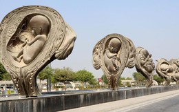 14 bức tượng khắc họa quá trình từ phôi thai đến trẻ sơ sinh trưng bày nơi công cộng gây tranh cãi