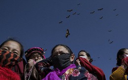 'Ngôi mộ bầu trời' - tục mai táng rùng rợn của người Tây Tạng