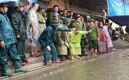 Công an đội mưa khuân hàng giúp tiểu thương chợ Vinh