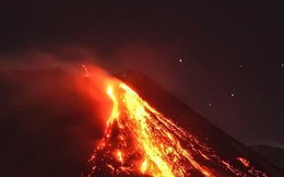 Cận cảnh núi lửa Etna nổi tiếng nhất châu Âu phun trào dung nham đỏ rực