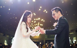 Clip: Khoảnh khắc ngọt ngào trong đám cưới của NSND Trung Hiếu ở tuổi 46 với bà xã kém gần 2 con giáp