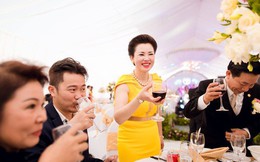 Cô dâu trong đám cưới 200 cây vàng ở lâu đài xinh đẹp, nhưng nhan sắc của người mẹ mới thật đáng ngưỡng mộ