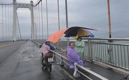 Nghẹn lòng mẹ già đội mưa chờ tìm thi thể con trai trong ngày giáp Tết ở Đà Nẵng
