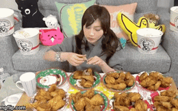 Video: Kinh ngạc với khả năng ăn 48 miếng gà rán KFC 1 lúc của cô gái Nhật Bản xinh đẹp