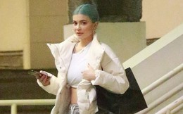Chỉ ra phố đi mua sắm, Kylie Jenner xách theo chiếc túi có giá trị ngang một ngôi nhà