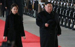Tại sao nhà lãnh đạo Triều Tiên Kim Jong-un mặc áo khoác đen, đội mũ đen khi đến Bắc Kinh?