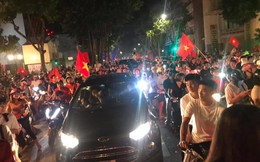 23h45 đường phố vẫn tắc nghẽn vì CĐV ăn mừng sau chiến thắng tuyển Việt Nam