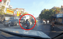 Clip: CSTT vung gậy chặn xe vi phạm, lao tới ghì cổ thanh niên định bỏ chạy tiếp