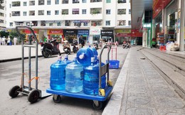 Vụ nước nhiễm dầu thải: Dân buôn đóng cửa, từ chối khách mua nước đóng bình vì quá tải