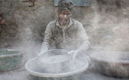 24h qua ảnh: Công nhân chuẩn bị thuốc súng làm pháo ở Ấn Độ