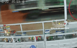 CLIP: Xe tải lao nhanh dừng đột ngột, 2 xe máy liên tiếp đâm kinh hoàng