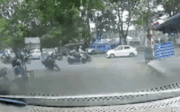 Clip: Nam sinh cua ẩu rồi ngã sõng soài trước đầu ô tô, gây bức xúc hơn là hành động sau đó