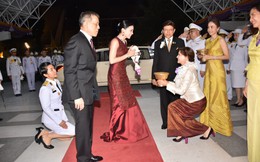 Xuất hiện sau sóng gió hậu cung, Hoàng hậu Thái Lan tươi cười rạng rỡ khi tham dự sự kiện cùng chồng