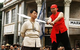 Bị bắt vì tội ăn trộm, con trai bảo mẹ ghé tai nói nhỏ rồi làm 1 điều khiến ai cũng sợ hãi