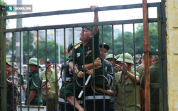 Tự xưng thương binh, nhóm người gây lộn đánh nhau, trèo cổng đòi mua vé trận VN - Malaysia