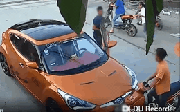 Clip: Đâm trực diện ô tô, thanh niên chạy xe máy bị tài xế đấm liên tục vào mặt
