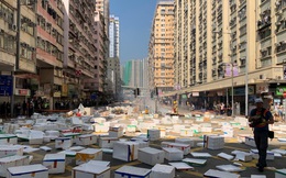 24h qua ảnh: Người biểu tình Hong Kong dùng thùng xốp làm rào chắn