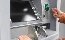 Vietcombank giảm phí rút tiền ATM từ hôm nay, loạt ngân hàng khác cũng chạy đua phí 0 đồng