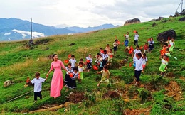 Cô giáo xuất hiện trong "bức ảnh đẹp nhất mùa khai giảng 2019": Lần đầu thấy trường đã bật khóc
