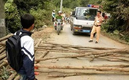 Sơn La: Dân mang củi ra đường làng chặn xe CSGT đòi lại xe vi phạm