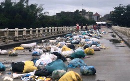 Ngỡ ngàng cảnh người dân lợi dụng nước lũ vô tư vứt rác xuống sông