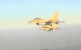 S-300 Nga "vô dụng", tên lửa Syria cắm đầu xuống đất: Chiến đấu cơ Israel thả cửa oanh tạc