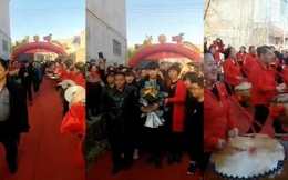 Trở về sau khi bị bắt cóc 19 năm, chàng trai được dân làng trải thảm đỏ chào đón
