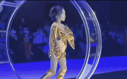 Bé gái gây bão khắp Facebook với màn trình diễn catwalk thần thái đỉnh cao, nhìn ảnh ngoài đời còn thấy choáng hơn