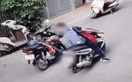 Clip: Nam thanh niên lấy trộm túi đồ rồi phóng đi tít tắp, khó hiểu hơn cả lại là chiếc xe máy dựng giữa đường của "nạn nhân"